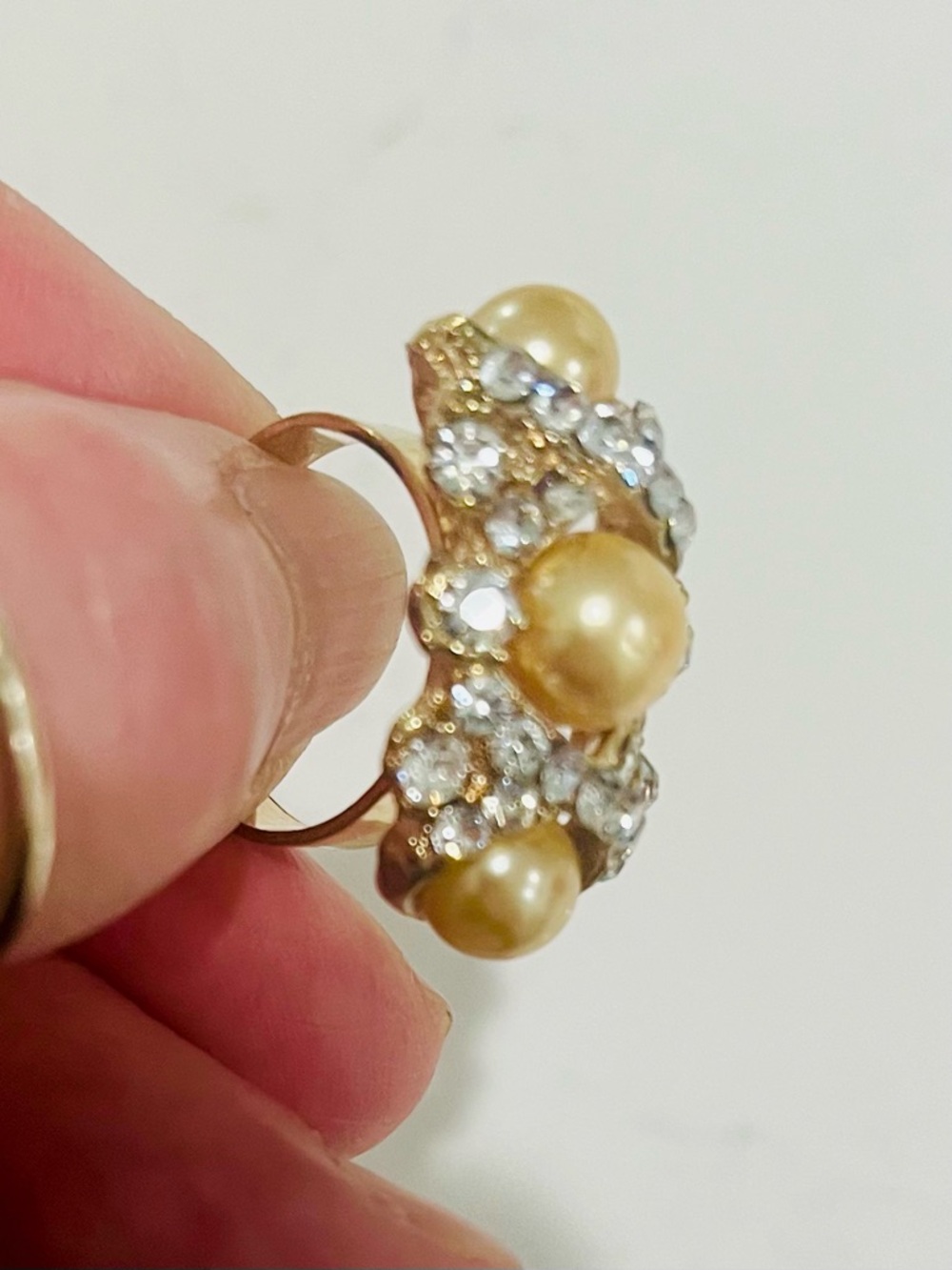 Vintage Style Pearl Rhinestone Cocktail Ring Gold Tone Adjustable Size 7 - Picture 9 of 16